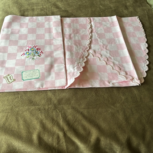 NWOT 70” Round Tablecloth and 8 napkins ftom Italy - Picture 6 of 8